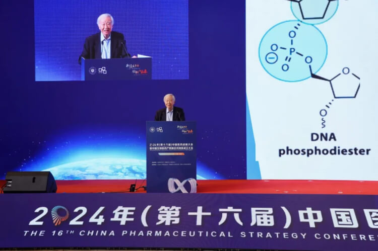 中国科院士张礼和作报告.jpg